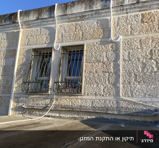 צינורות מיזוג אוויר על קיר חיצוני של בניין